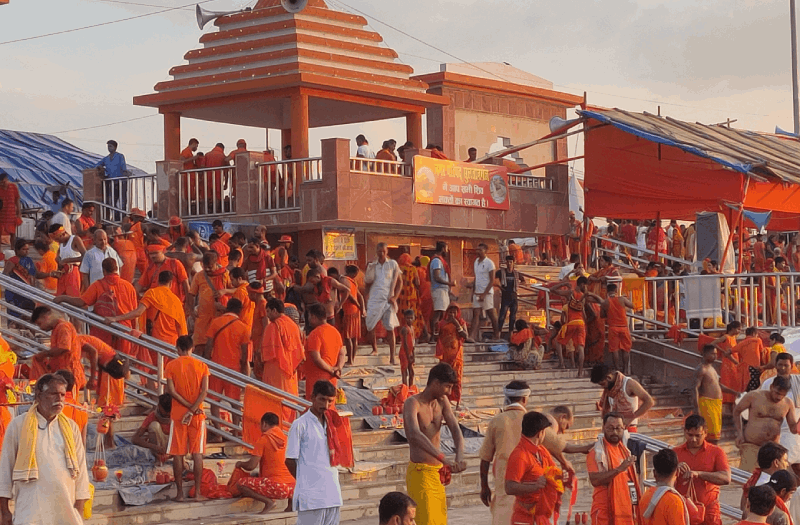 Shravani Mela 2022: Huge crowd of Kanwaris throng Ajgavinath Dham, offer Gangajal to Baba Baijnath on third Monday of Sawan